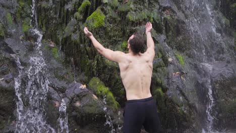 Muskulöser-Mann-Vor-Wasserfall,-Glücklich.-Zeitlupe.